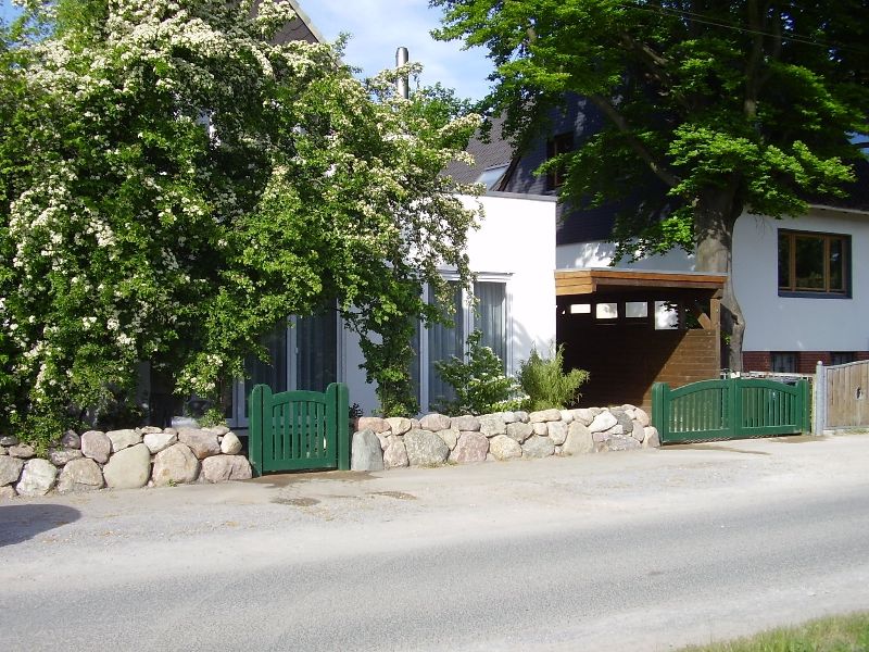 Findlingswall mit Holztoren